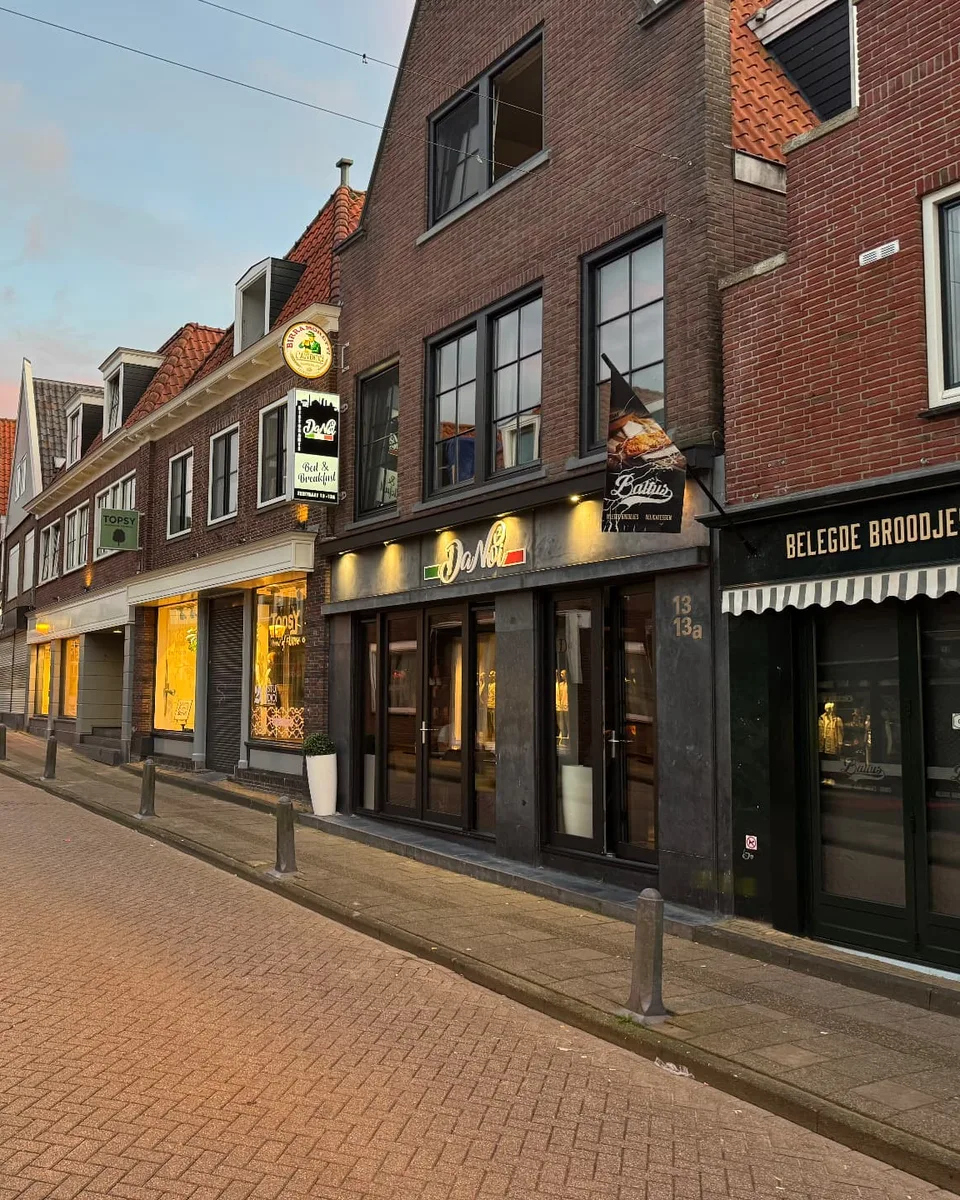 De Zeestraat in Volendam met het pand van Harbour Stay Volendam op nummer 13a